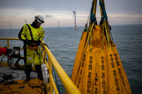 PALFINGER service engineer Lars Gorissen doing his job on a wind platform