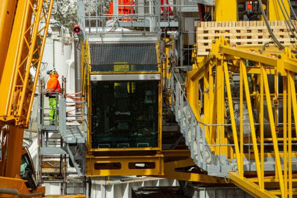 Moving a 200-ton crane was a major challenge PALFINGER successfully mastered true to our motto of creating value together.