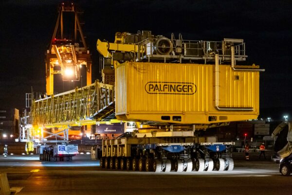The transport of the crane to the harbor went as smoothly as the previous ones did.