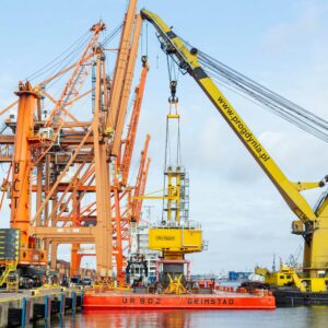 A massive floating crane, known by the name of “Maja”, transferred the cargo to a large transport barge featuring a tailor-made holding structure.