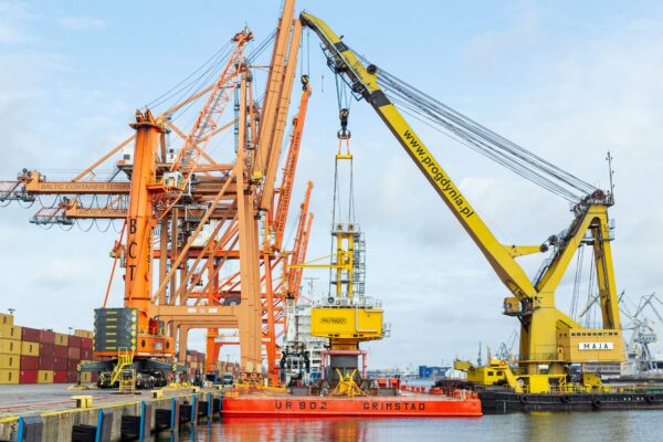 A massive floating crane, known by the name of “Maja”, transferred the cargo to a large transport barge featuring a tailor-made holding structure.