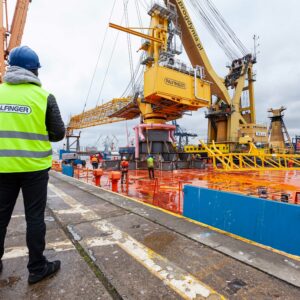 A massive floating crane, known by the name of “Maja”, transferred the cargo to a large transport barge featuring a tailor-made holding structure.