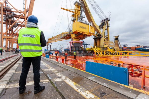 A massive floating crane, known by the name of “Maja”, transferred the cargo to a large transport barge featuring a tailor-made holding structure.