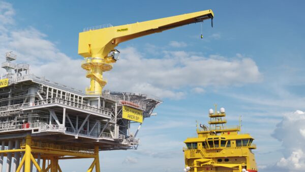A rendered image showing an offshore crane (the fully electric jib crane) by PALFINGER on an offshore installation.